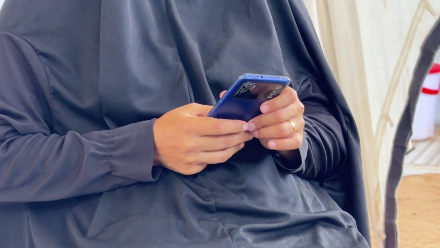 انقطاع شبكات الإنترنت يفاقم معاناة النازحين في غزة | سياسة انقطاع شبكات الإنترنت يفاقم معاناة النازحين في غزة | سياسة