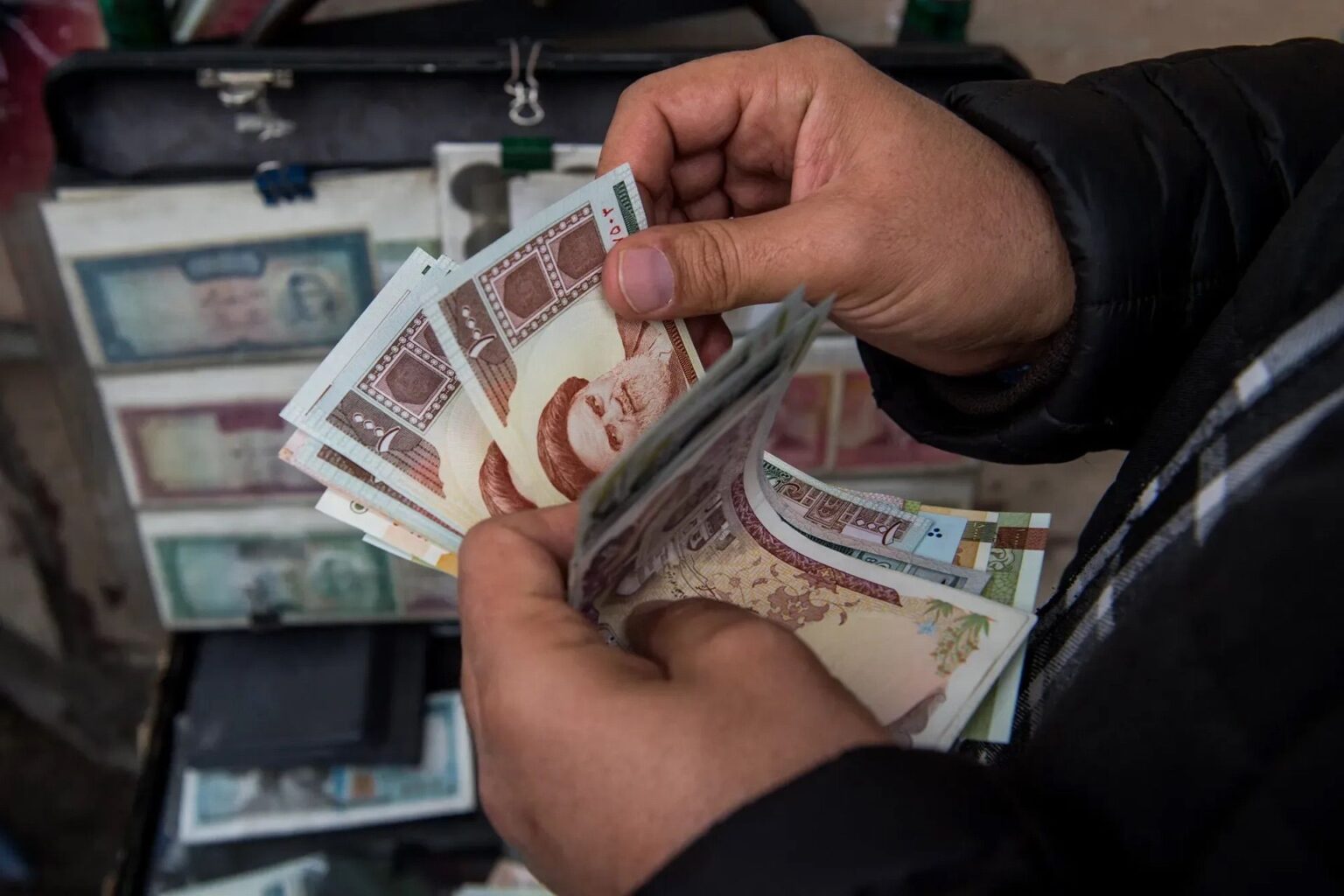 كيف يحوّل الإيرانيون أموالهم إلى الخارج رغم العقوبات؟ | اقتصاد
