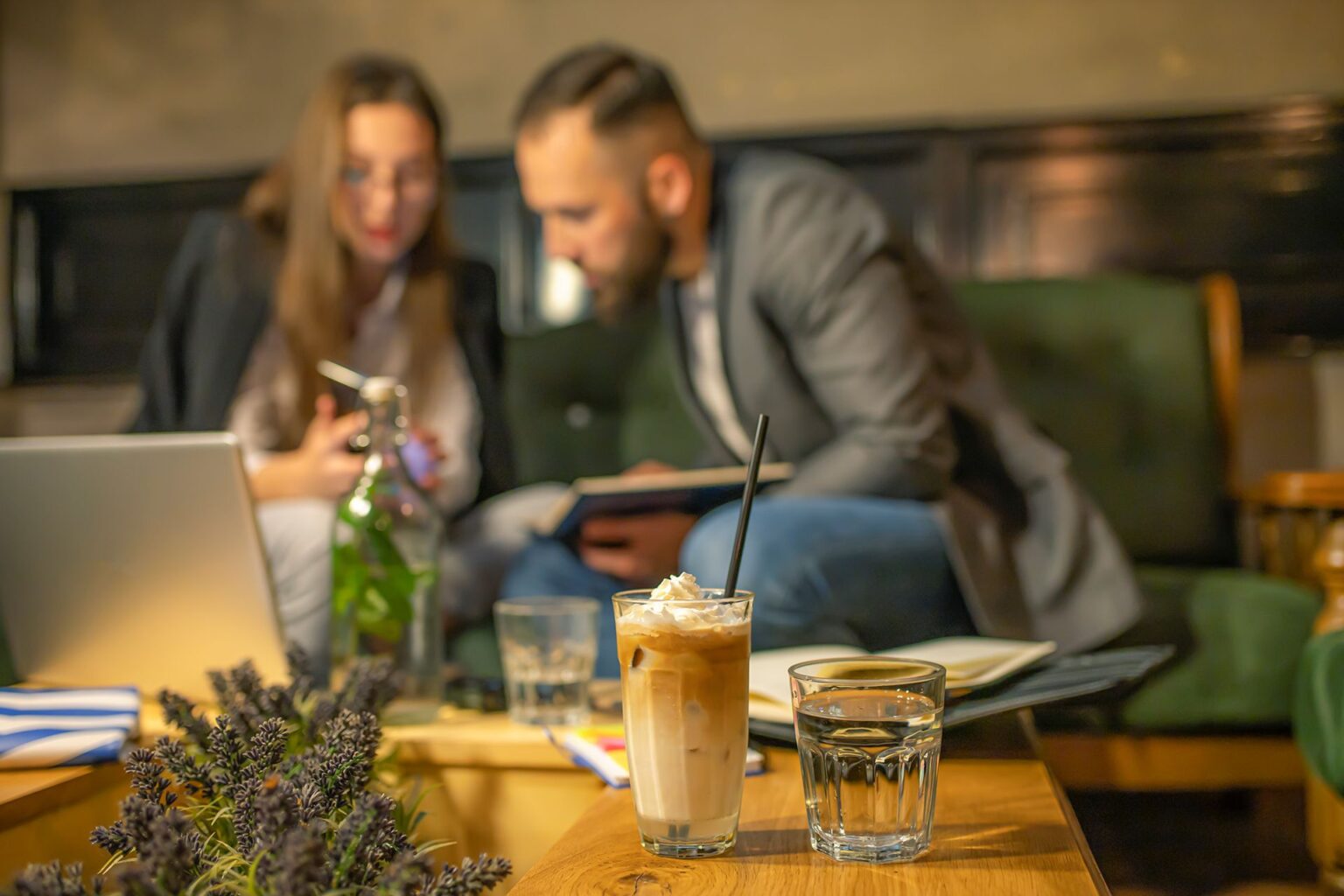 تناول القهوة المثلجة في مقابلات العمل يشعل معركة بين جيلين | أسلوب حياة