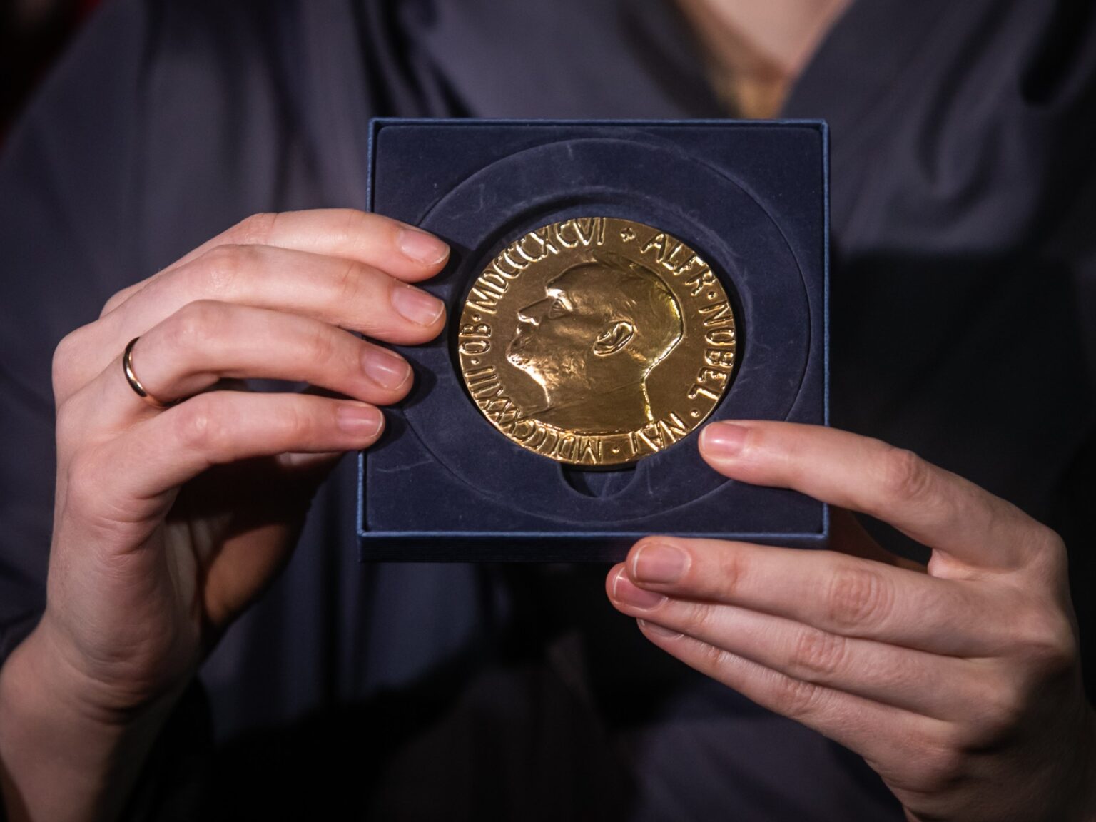 سباق العمالقة.. من يحصل على نوبل في الفيزياء عام 2026؟ | علوم