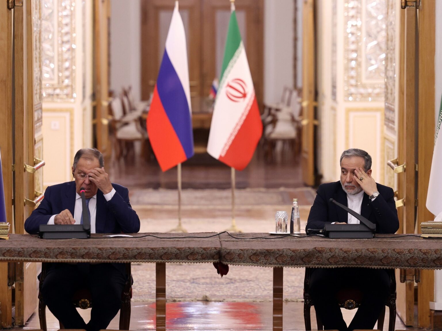 إيران مباشر.. طهران تلوّح باستهداف كابلات الإنترنت وقائد الجيش الباكستاني في مهمة وساطة جديدة | أخبار