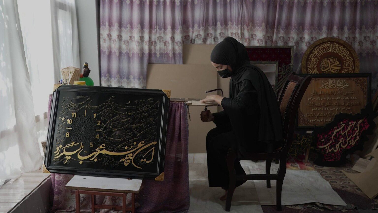 شقيقتان أفغانيتان تُحوّلان فن النحت على الخشب إلى مصدر دخل | منوعات